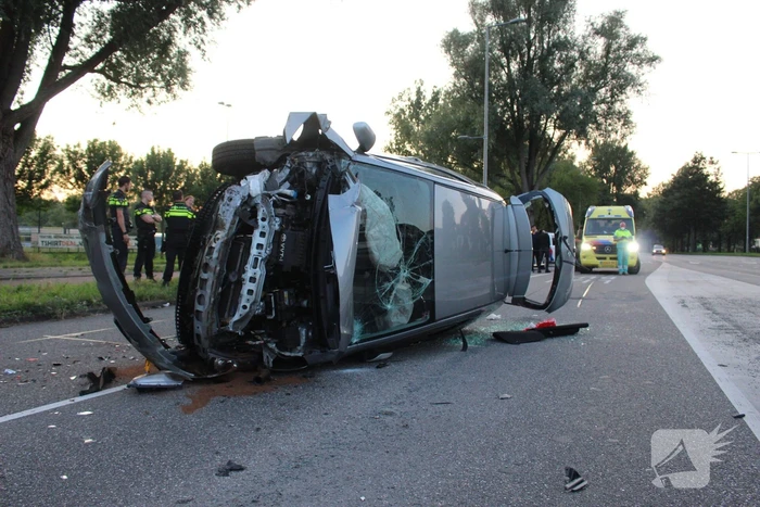 Auto belandt op kant bij ongeval