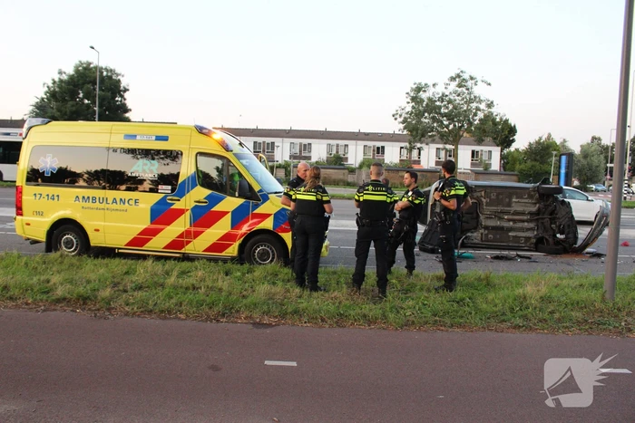 Auto belandt op kant bij ongeval