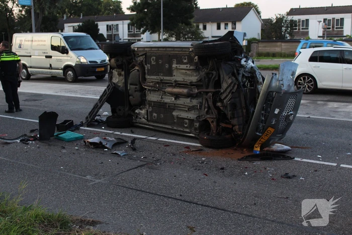 Auto belandt op kant bij ongeval