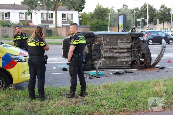 Auto belandt op kant bij ongeval