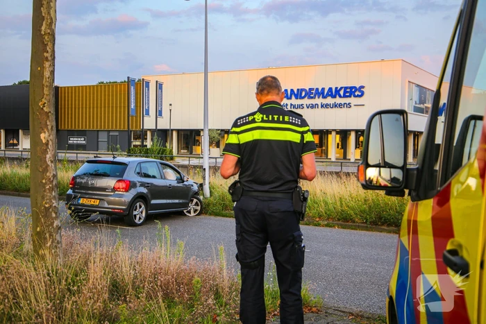 Auto knalt op lantaarnpaal