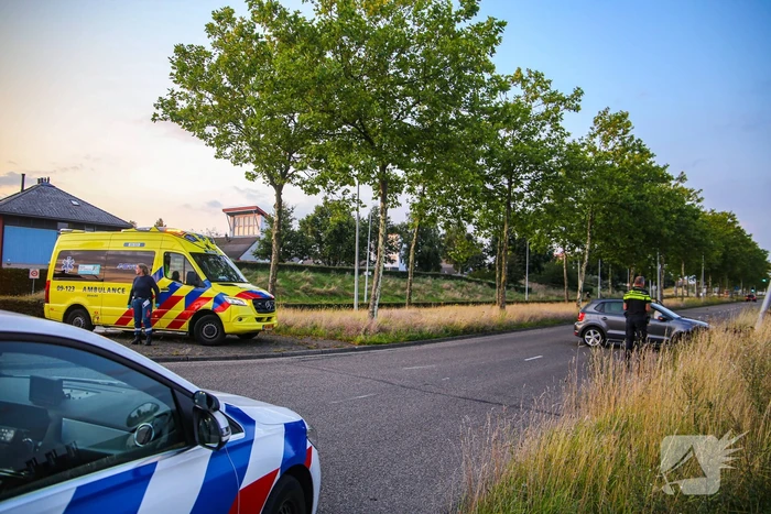 Auto knalt op lantaarnpaal