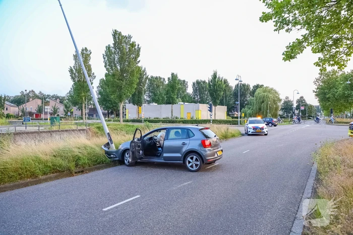 Auto knalt op lantaarnpaal