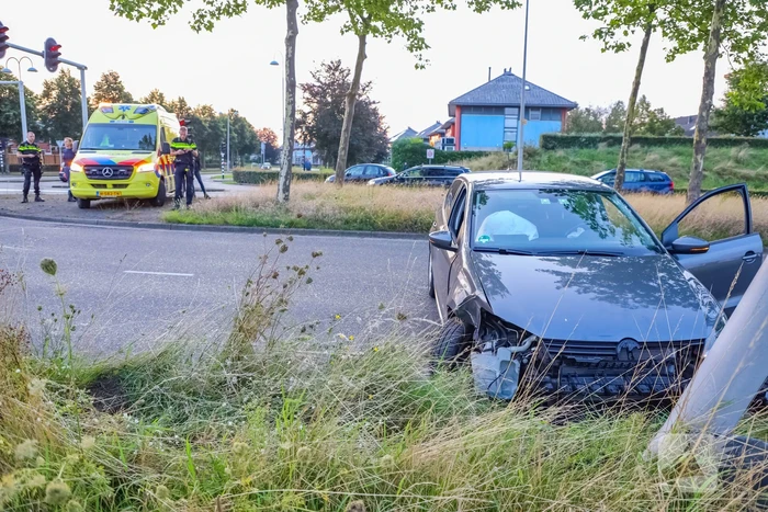 Auto knalt op lantaarnpaal