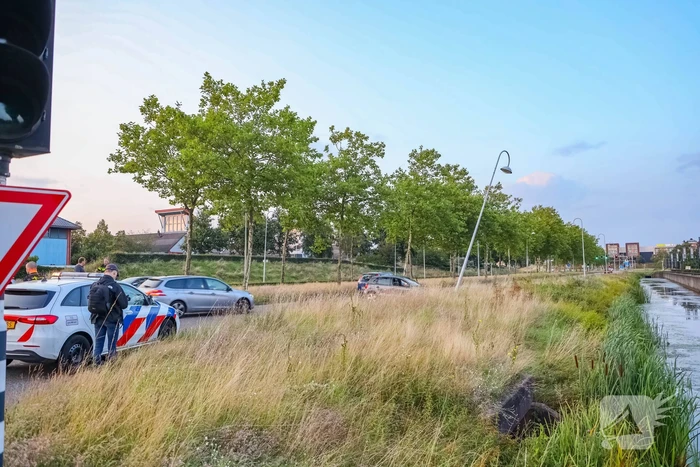 Auto knalt op lantaarnpaal