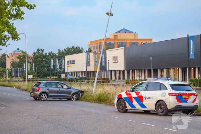 Auto knalt op lantaarnpaal