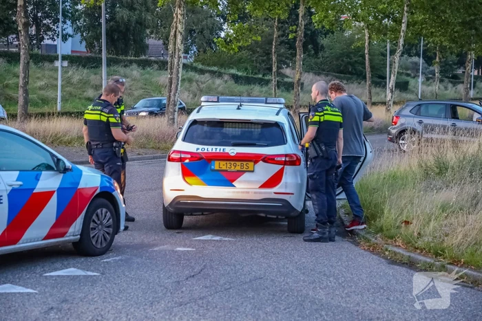 Auto knalt op lantaarnpaal
