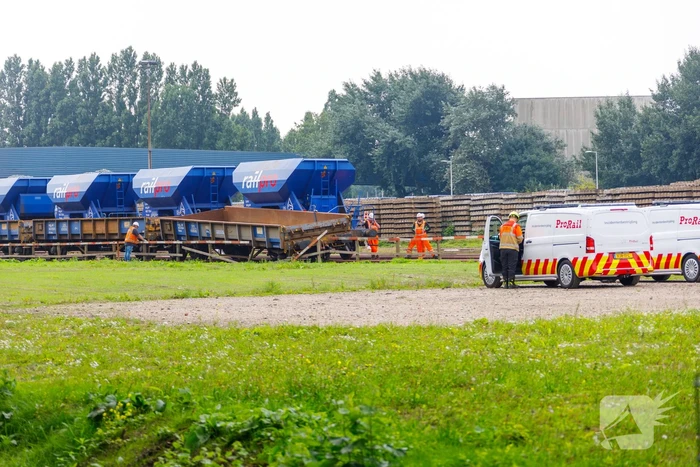 Klmos-goederenwagon ontspoort na botsing