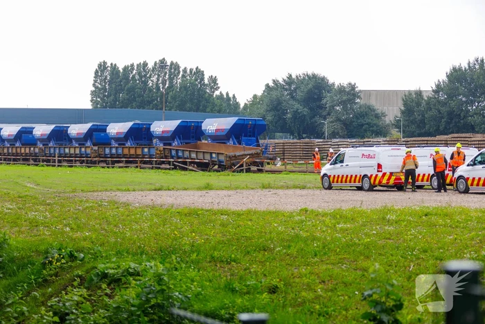 Klmos-goederenwagon ontspoort na botsing