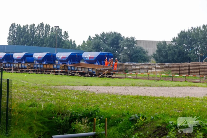 Klmos-goederenwagon ontspoort na botsing