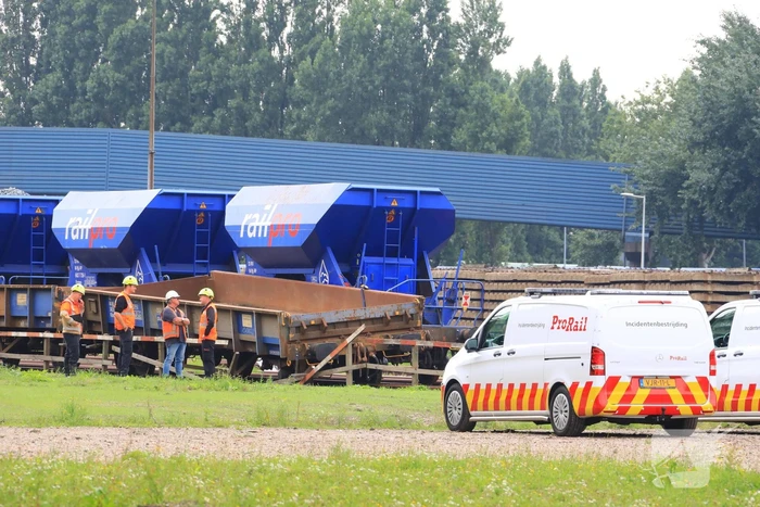 Klmos-goederenwagon ontspoort na botsing