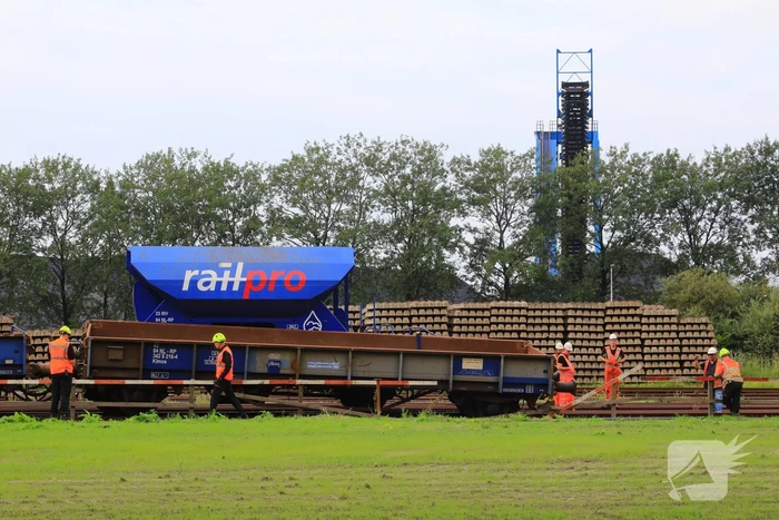 Klmos-goederenwagon ontspoort na botsing