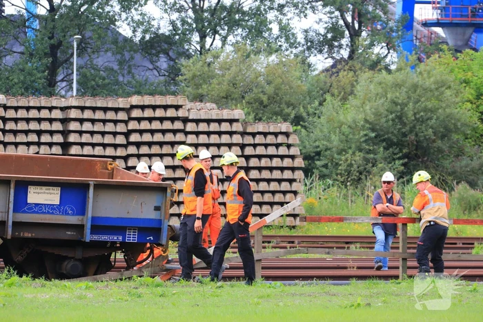 Klmos-goederenwagon ontspoort na botsing
