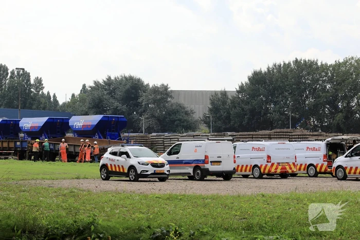 Klmos-goederenwagon ontspoort na botsing