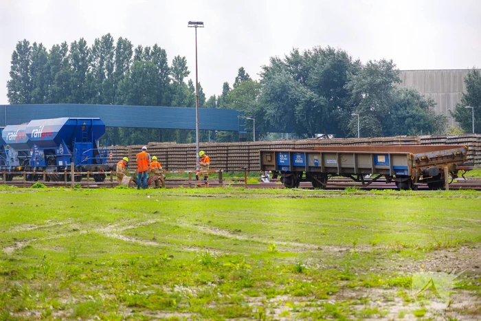 Klmos-goederenwagon ontspoort na botsing
