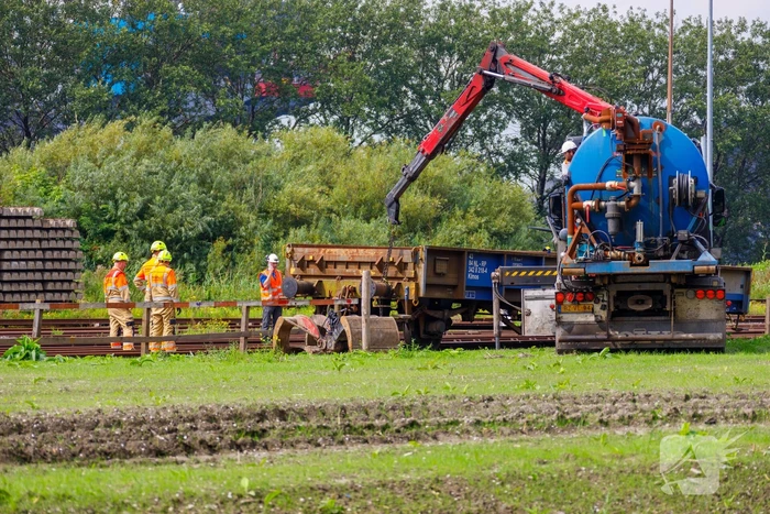 Klmos-goederenwagon ontspoort na botsing
