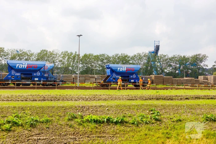 Klmos-goederenwagon ontspoort na botsing