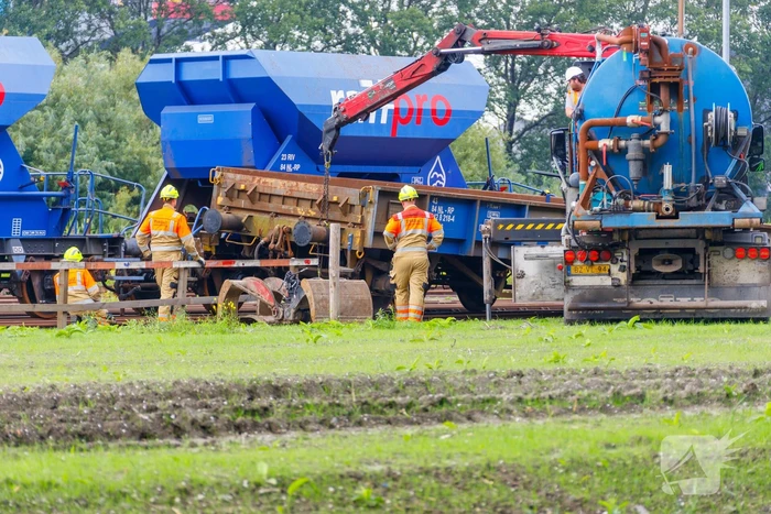 Klmos-goederenwagon ontspoort na botsing