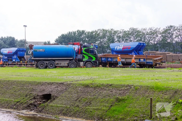 Klmos-goederenwagon ontspoort na botsing
