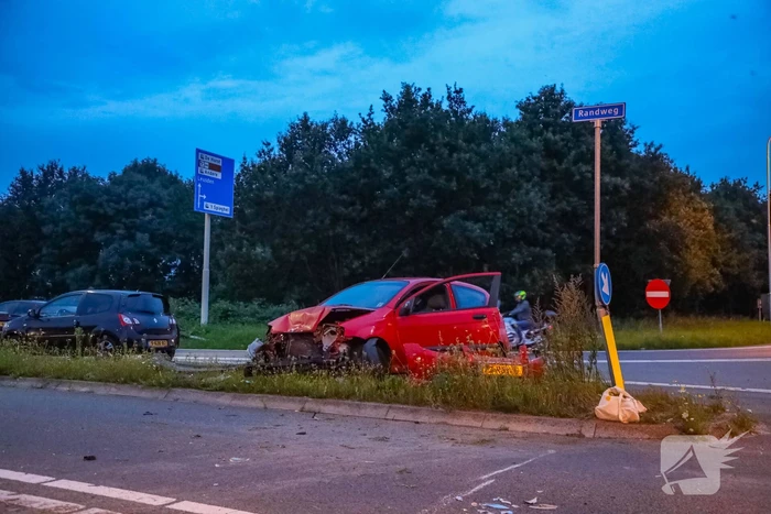 Veel schade door botsing tussen twee personenauto's