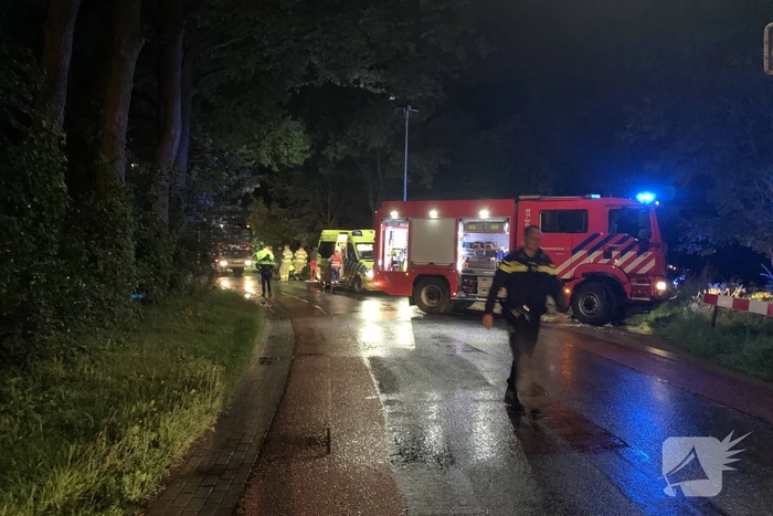 Bestuurder verliest macht over het stuur en botst tegen woning