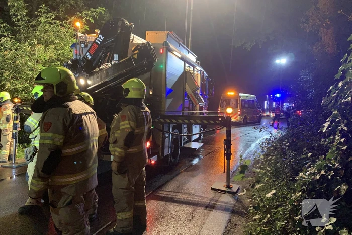 Bestuurder verliest macht over het stuur en botst tegen woning