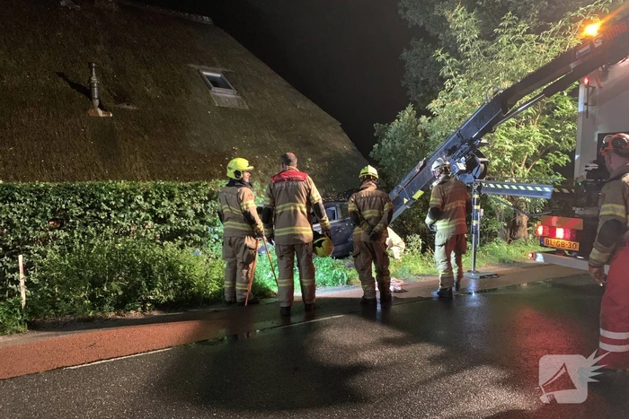 Bestuurder verliest macht over het stuur en botst tegen woning
