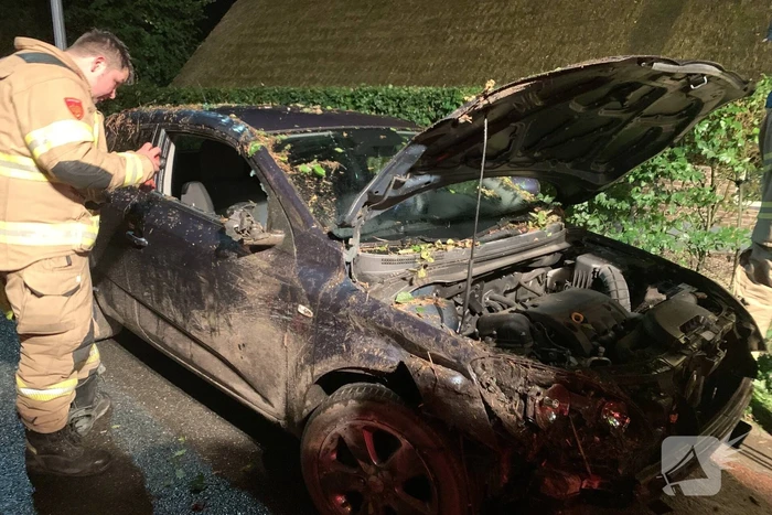 Bestuurder verliest macht over het stuur en botst tegen woning