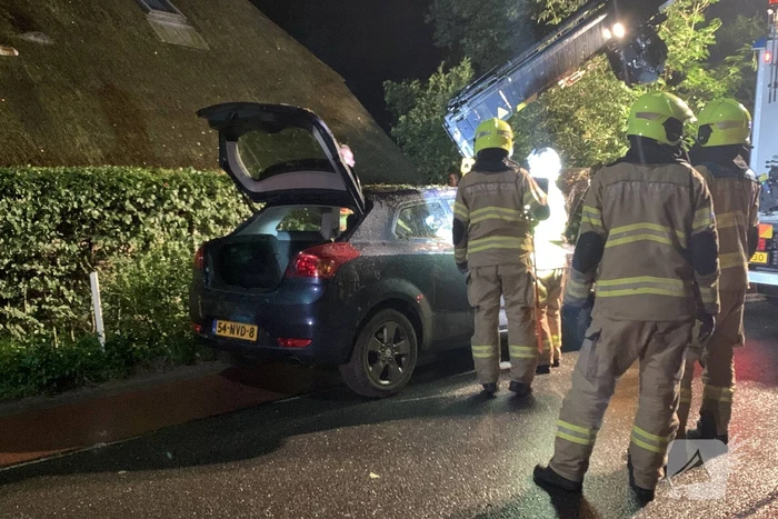 Bestuurder verliest macht over het stuur en botst tegen woning