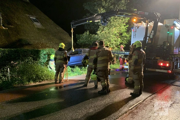 Bestuurder verliest macht over het stuur en botst tegen woning