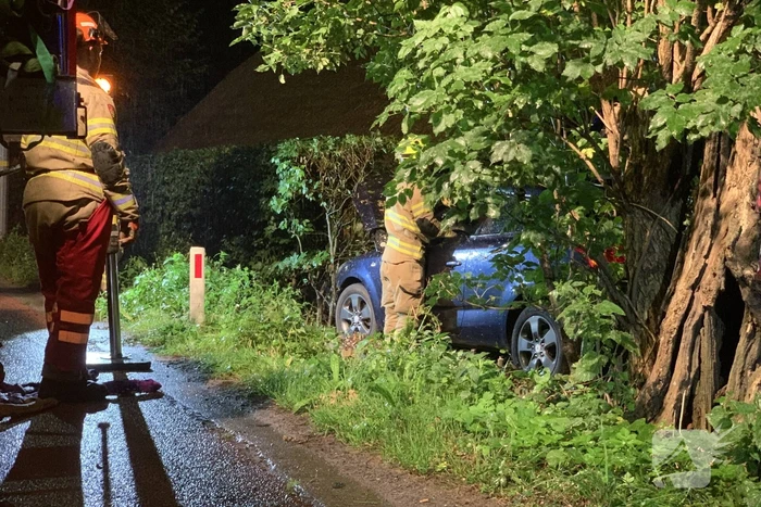 Bestuurder verliest macht over het stuur en botst tegen woning