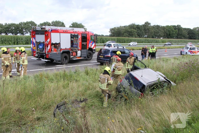 Personenauto belandt in greppel na botsing