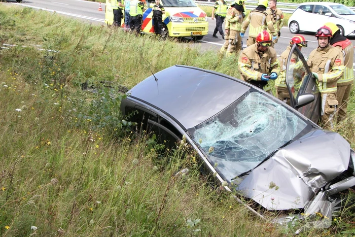 Personenauto belandt in greppel na botsing