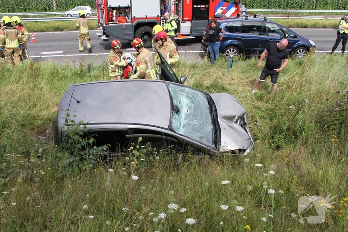 Personenauto belandt in greppel na botsing