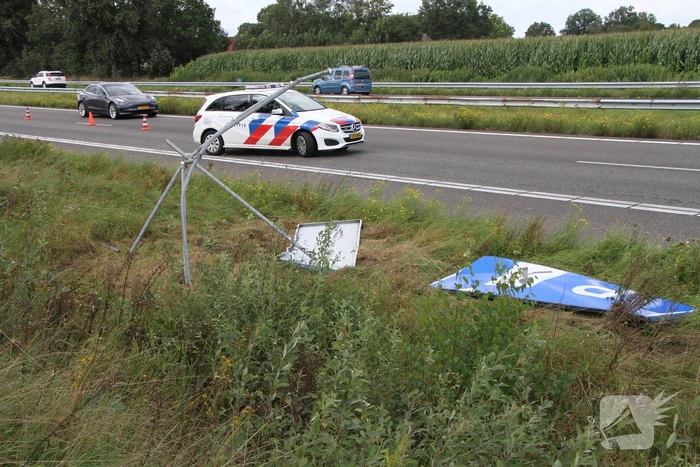 Personenauto belandt in greppel na botsing