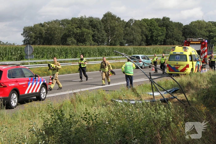 Personenauto belandt in greppel na botsing