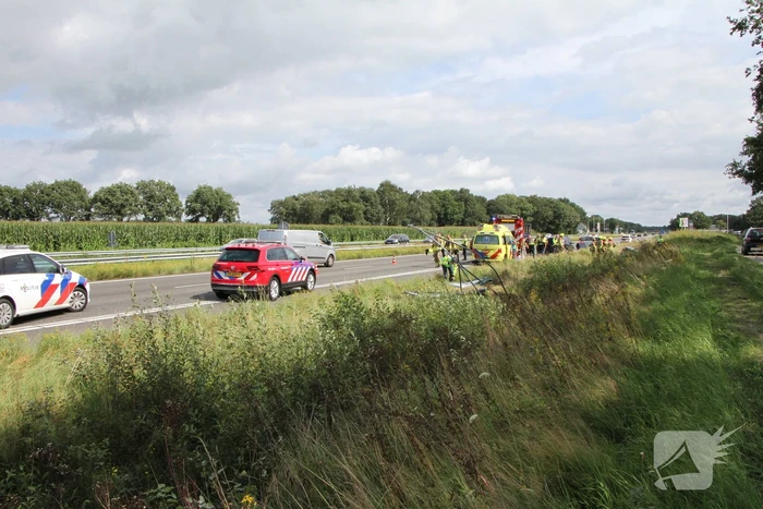 Personenauto belandt in greppel na botsing