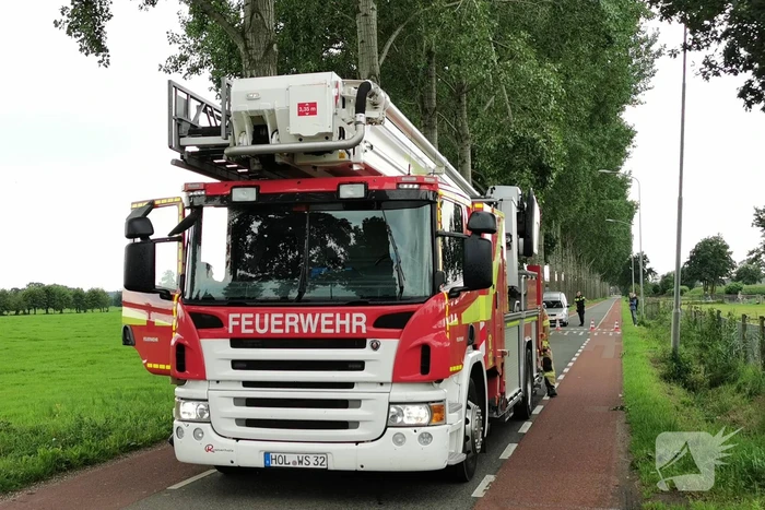 Brandweer verwijdert gevaarlijk hangende tak