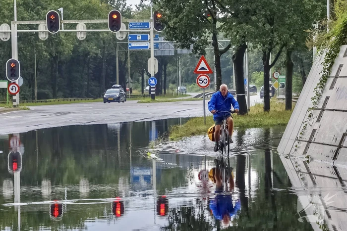 Weg afgesloten door overstroming