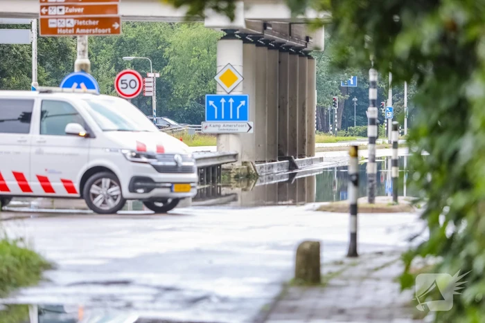 Weg afgesloten door overstroming