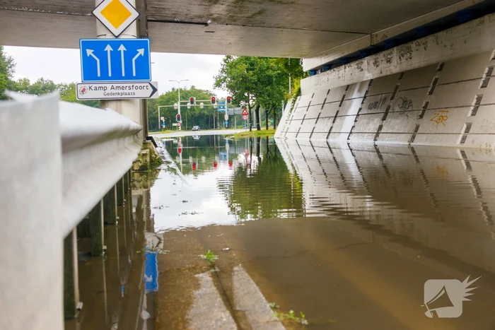 Weg afgesloten door overstroming