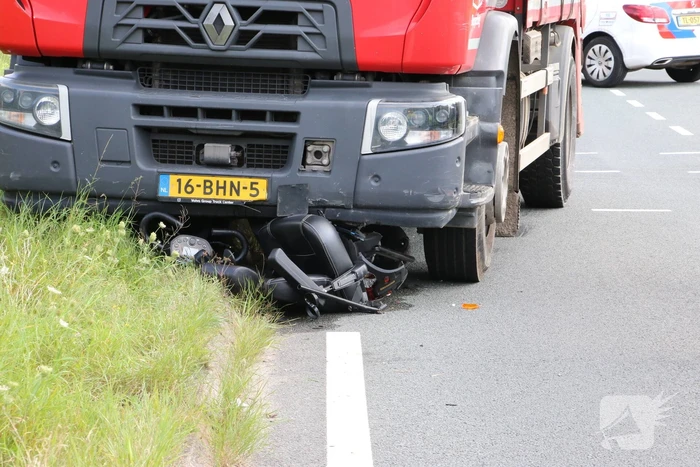Persoon met scootmobiel zwaargewond bij botsing met vrachtwagen