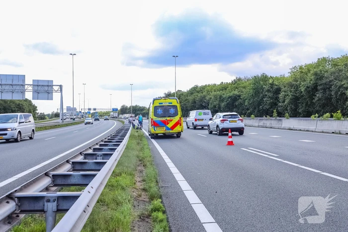 Aanrijding tussen twee auto's en vrachtwagen