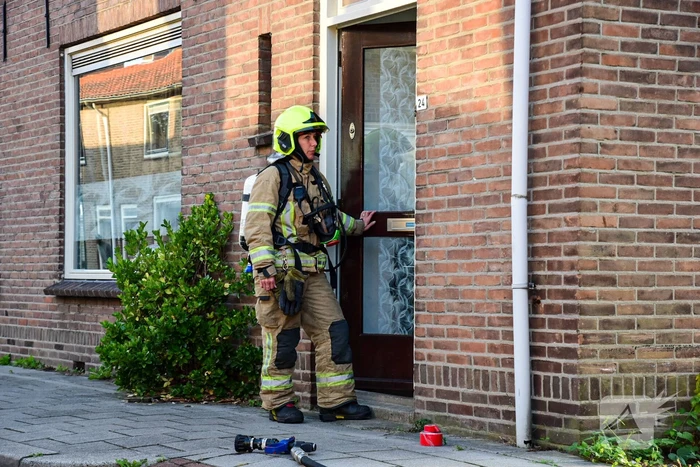 Brandweer doet metingen in woning door sissend geluid