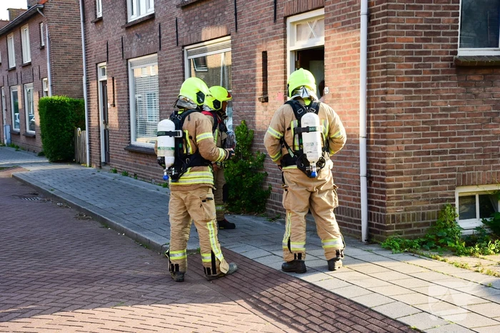 Brandweer doet metingen in woning door sissend geluid