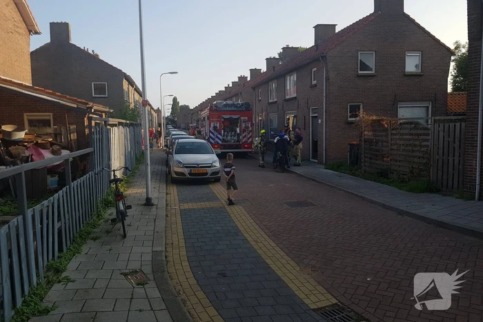 Brandweer doet metingen in woning door sissend geluid