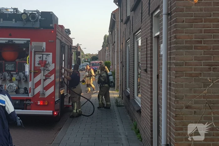 Brandweer doet metingen in woning door sissend geluid