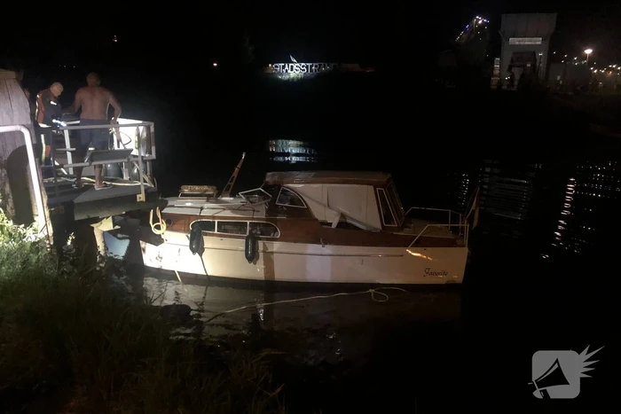 Brandweer redt boot van kapseizen