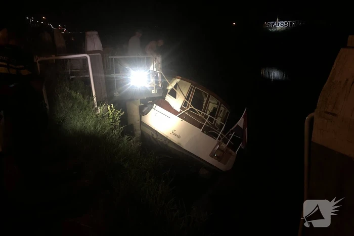Brandweer redt boot van kapseizen