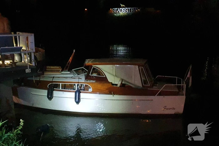 Brandweer redt boot van kapseizen